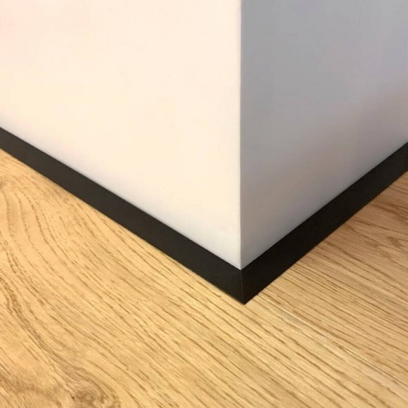 Микроплинтус алюминиевый анодированный черный с пружинами Микроплинтус алюминиевый анодированный черный с пружинами