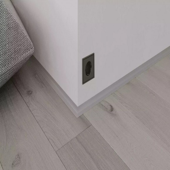 Микроплинтус L алюминиевый анодированный серебро с пружинами