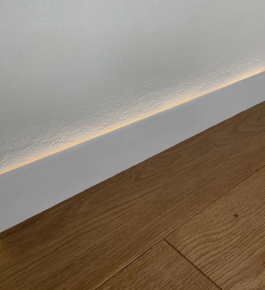 Микроплинтус алюминиевый с подсветкой анодированный серебро с пружинами