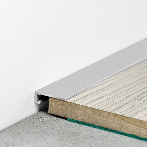 Микроплинтус алюминиевый серебристый с пружинами