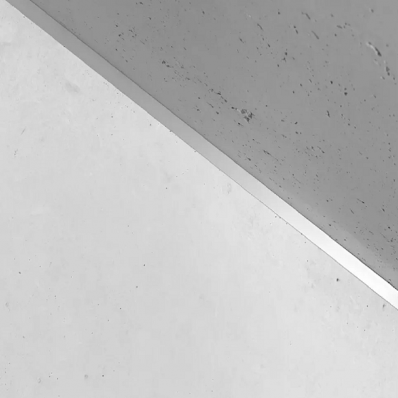 Микроплинтус алюминиевый серебристый с пружинами