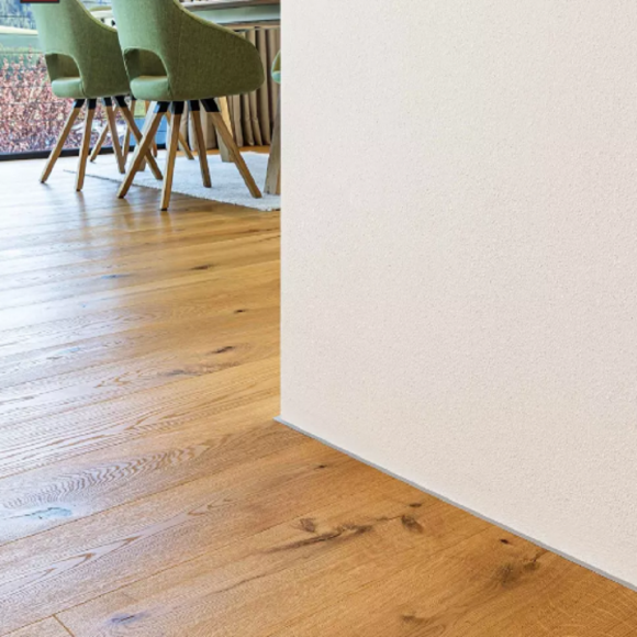 Микроплинтус алюминиевый серебристый с пружинами